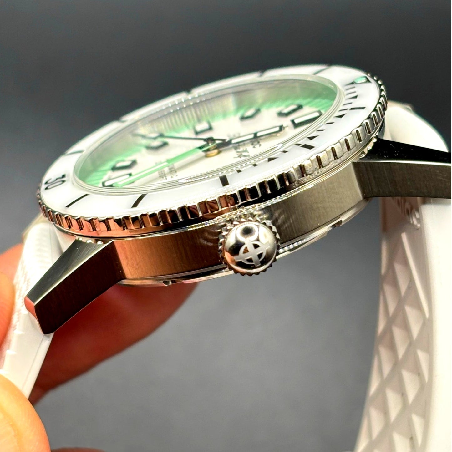Zodiac Super Sea Wolf ZO9309 Automatic Compression Diver COSC Men”s Watch NIBWT