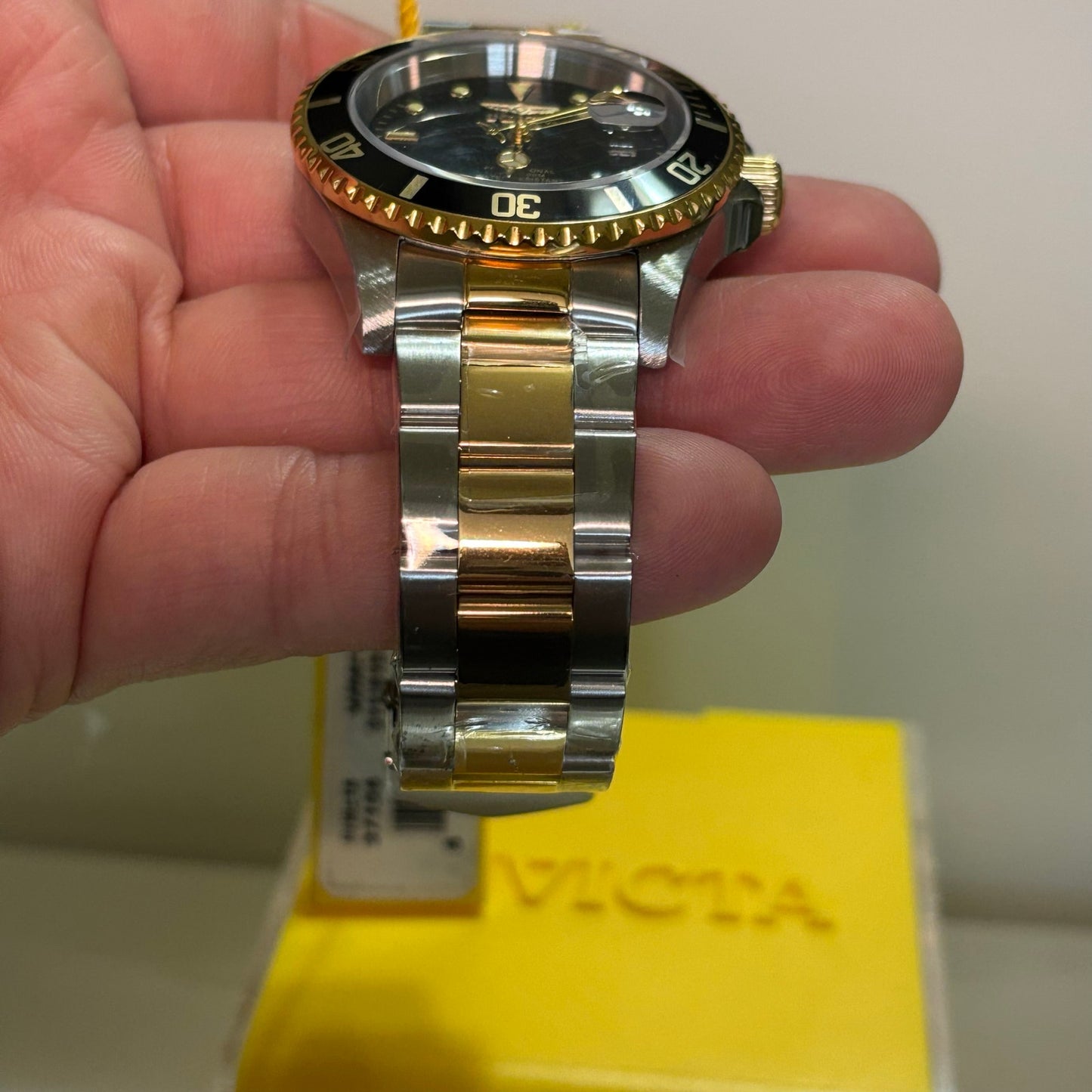 Invicta Pro Diver 37158 Men's Quartz Dive Watch 40mm Two Tone Stainless Steel Black Dial 200M Water Resistant