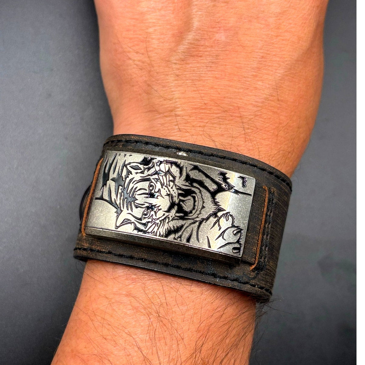 Vintage GUESS G55342L Armored Tiger Leather Cuff Flip Cover Y2K Watch