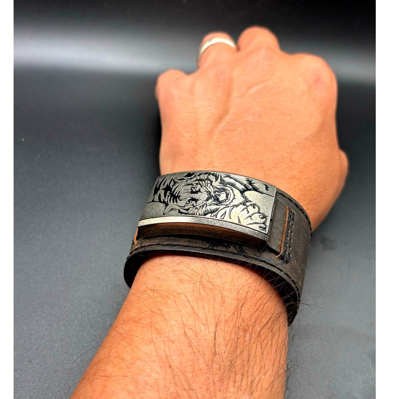 Vintage GUESS G55342L Armored Tiger Leather Cuff Flip Cover Y2K Watch