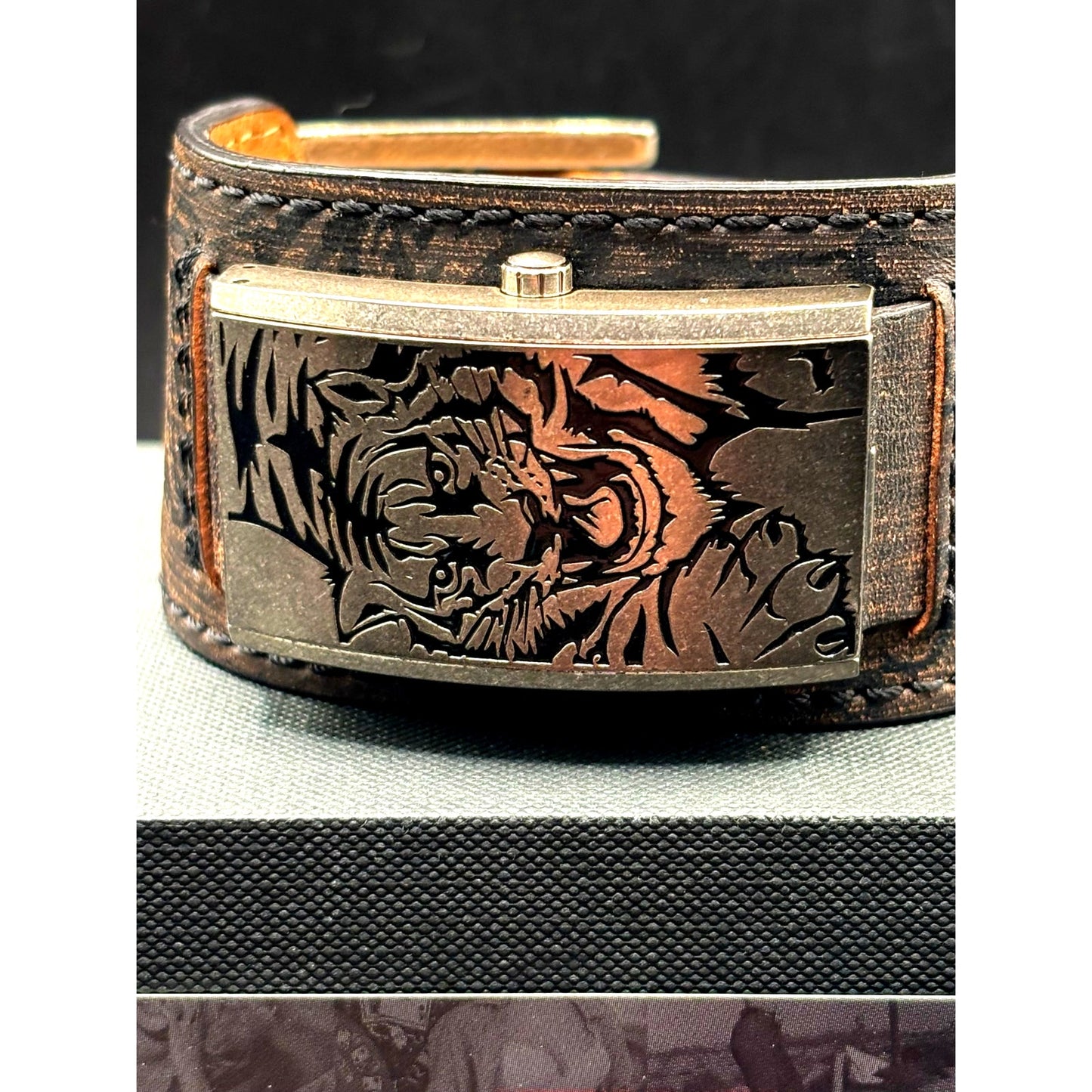 Vintage GUESS G55342L Armored Tiger Leather Cuff Flip Cover Y2K Watch